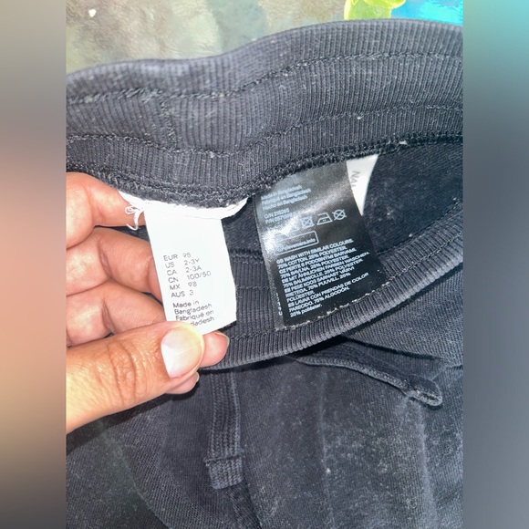 H&M | black sweaters shorts | size 2-4 - Picture 3 of 3